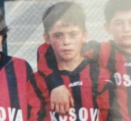 En ung och hungrig Leutrim i den klassiska Kosova IF tröjan
