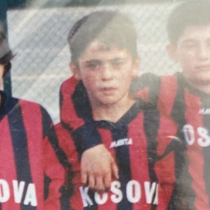 En ung och hungrig Leutrim i den klassiska Kosova IF tröjan